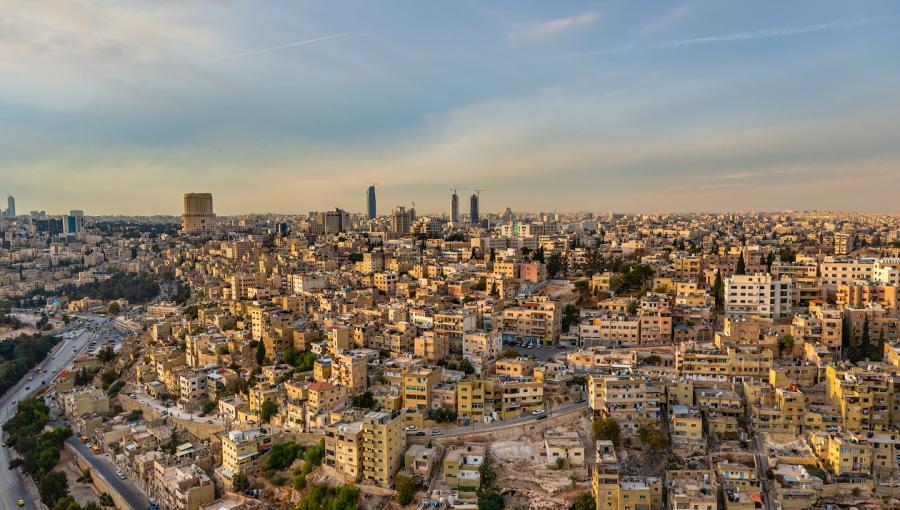 مشهد يظهر أجزاء من مدينة عمان الشرقية مشهد يظهر أجزاء من مدينة عمان الشرقية