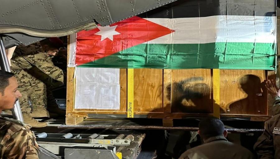 جانب من إعداد المساعدات للمستشفى الميداني الأردني في قطاع غزة جانب من إعداد المساعدات للمستشفى الميداني الأردني في قطاع غزة