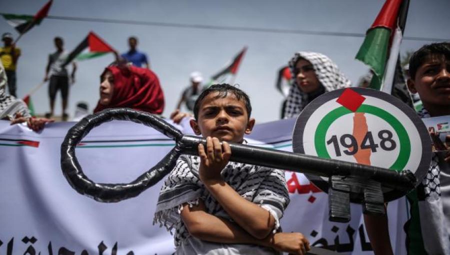 طفل فلسطيني يرفع مفتاحا يرمز للعودة طفل فلسطيني يرفع مفتاحا يرمز للعودة