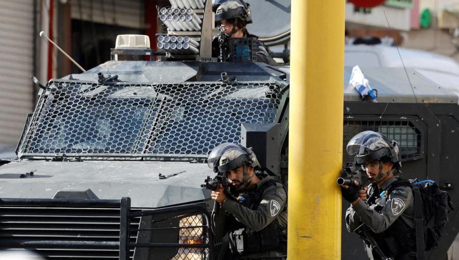 جنود الاحتلال يشهرون سلاحهم في الضفة الغربية