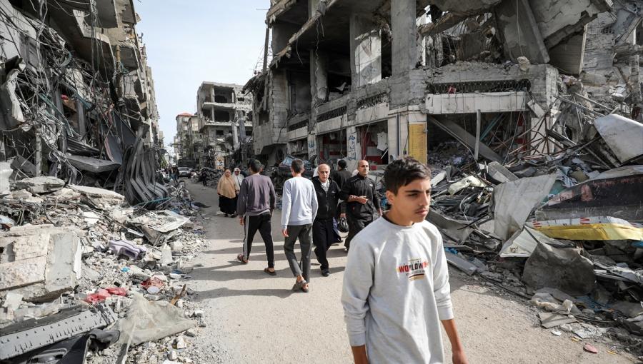 غزيون بين دمار كبير خلفه العدوان على غزة غزيون بين دمار كبير خلفه العدوان على غزة