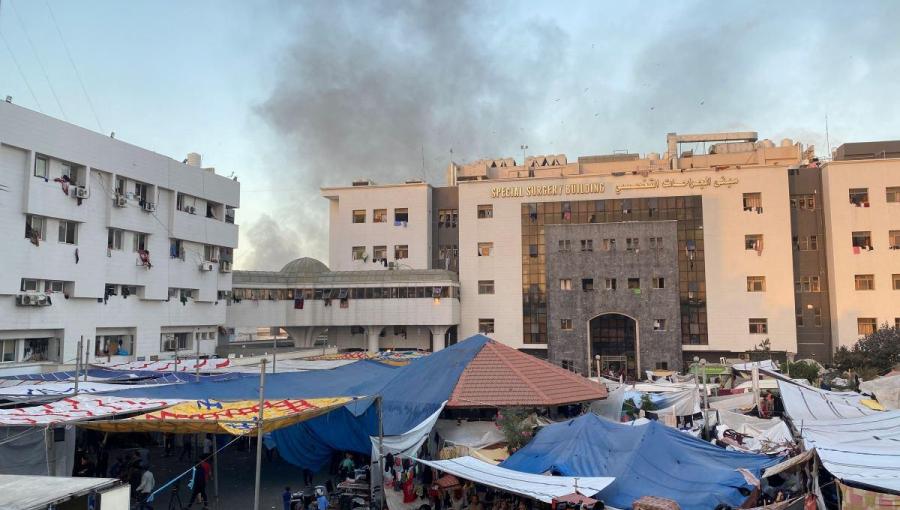 تصاعد الدخان من محيط مستشفى الشفاء وتظهر خيام النازحين في محيط المستشفى- رويترز تصاعد الدخان من محيط مستشفى الشفاء وتظهر خيام النازحين في محيط المستشفى- رويترز