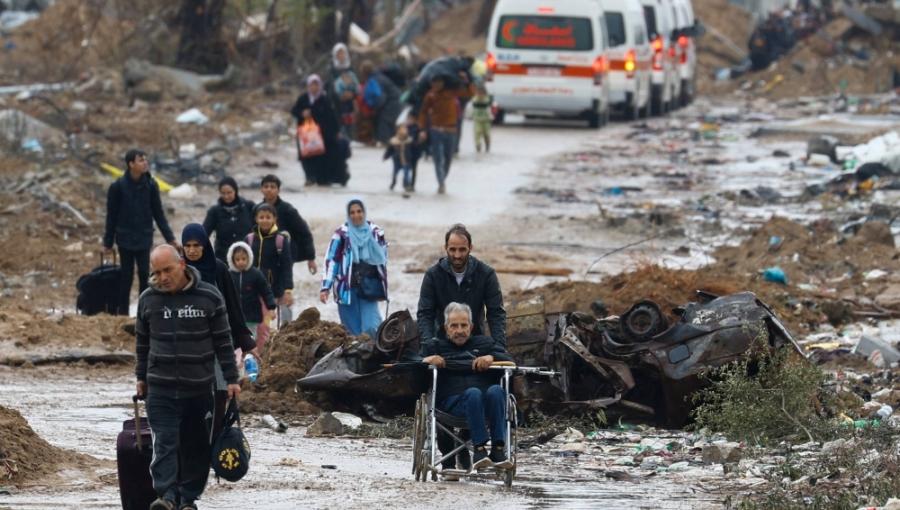 فلسطينيون يتنقلون من شمال قطاع غزة نحو الجنوب خلال الهدنة المؤقتة فلسطينيون يتنقلون من شمال قطاع غزة نحو الجنوب خلال الهدنة المؤقتة، بالقرب من مدينة غزة، 27 تشرين الثاني 2023 | المصدر: رويترز