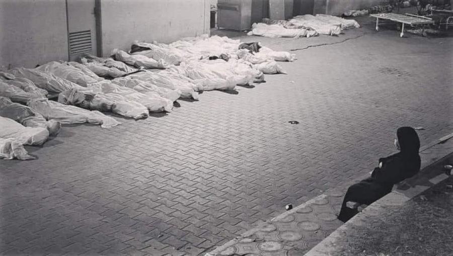 سيدة فلسيطينة تجلس أمام جثامين عائلتها الذين استشهدوا بمجزرة  مخيم جباليا - غزة 31 تشرين أول 2023