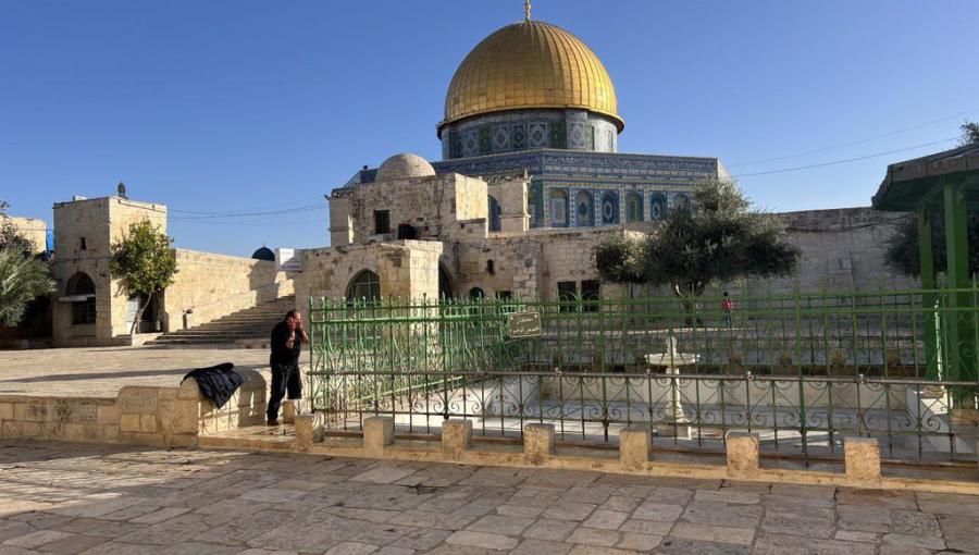 فلسطيني يتوضأ وحيدا أمام قبة الصخرة المشرفة لأداء صلاة الجمعة - 24 تشرين الثاني 2023 فلسطيني يتوضأ وحيدا أمام قبة الصخرة المشرفة لأداء صلاة الجمعة - 24 تشرين الثاني 2023
