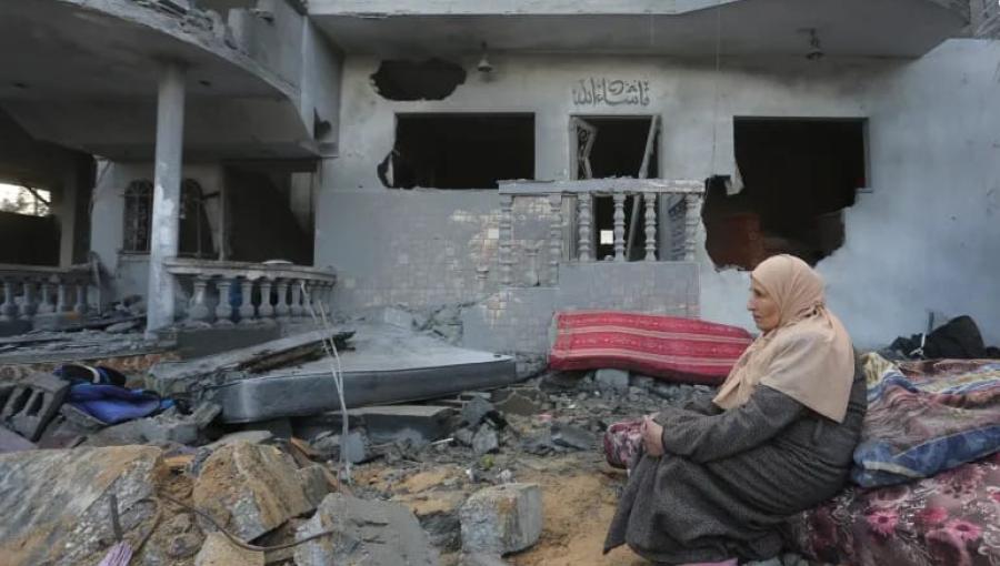 امرأة فلسطينية تجلس على آثار منزلها الذي دمره القصف الإسرائيلي على قطاع غزة 20 تشرين الثاني 2023 امرأة فلسطينية تجلس على آثار منزلها الذي دمره القصف الإسرائيلي على قطاع غزة 20 تشرين الثاني 2023