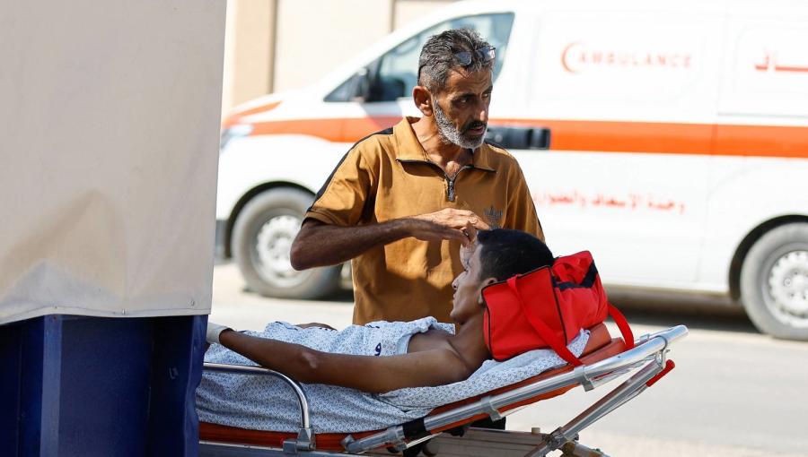 نقل جريح فلسطيني من غزة إلى مصر عبر معبر رفح نقل جريح فلسطيني من غزة إلى مصر عبر معبر رفح