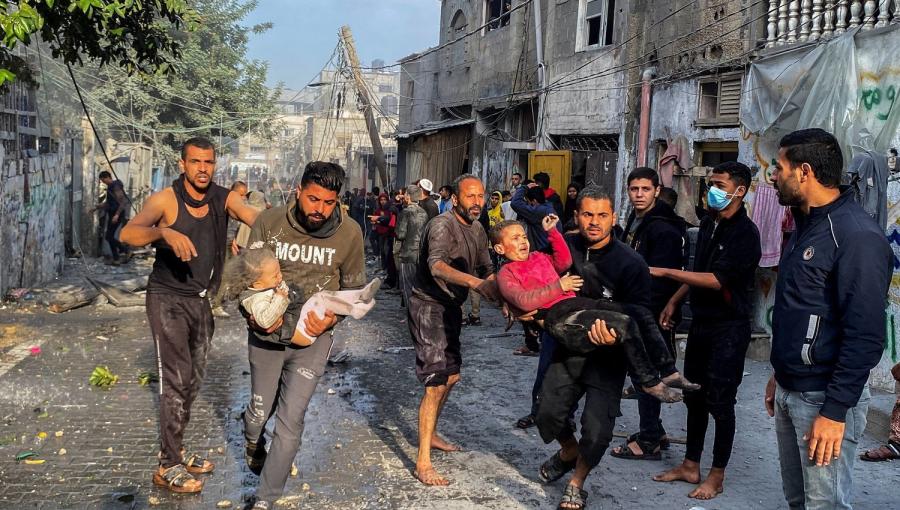 شابان يحملان طفلين أصيبا في قصف إسرائيلي استهدف منزلا في رفح جنوب قطاع غزة شابان يحملان طفلين أصيبا في قصف إسرائيلي استهدف منزلا في رفح جنوب قطاع غزة 1 كانون الأول 2023 | المصدر: رويترز