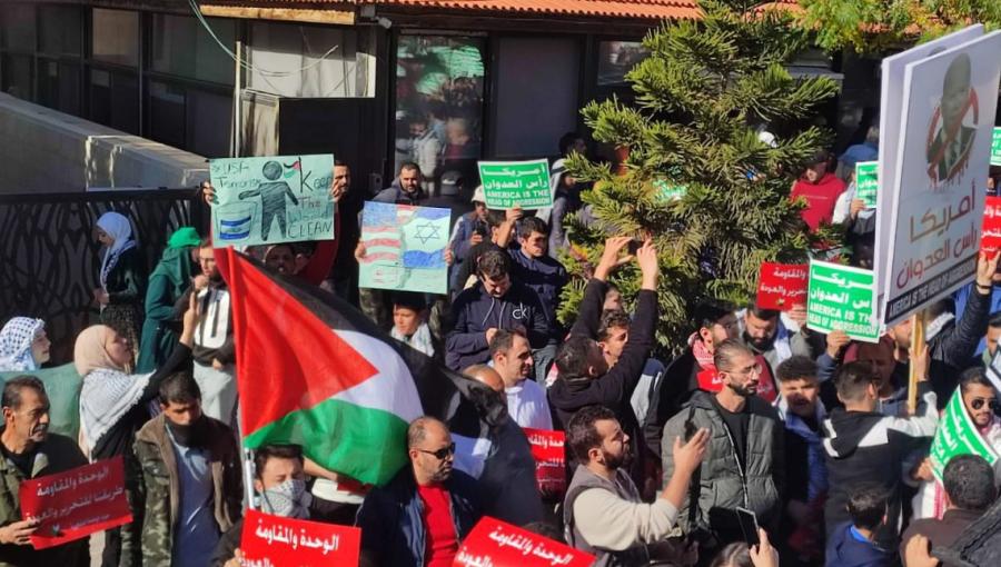 أردنيون يتظاهرون في محيط السفارة الأمريكية في عمان نصرة لغزة ومقاومتها أردنيون يتظاهرون في محيط السفارة الأمريكية في عمان نصرة لغزة ومقاومتها 8 كانون الأول 2023