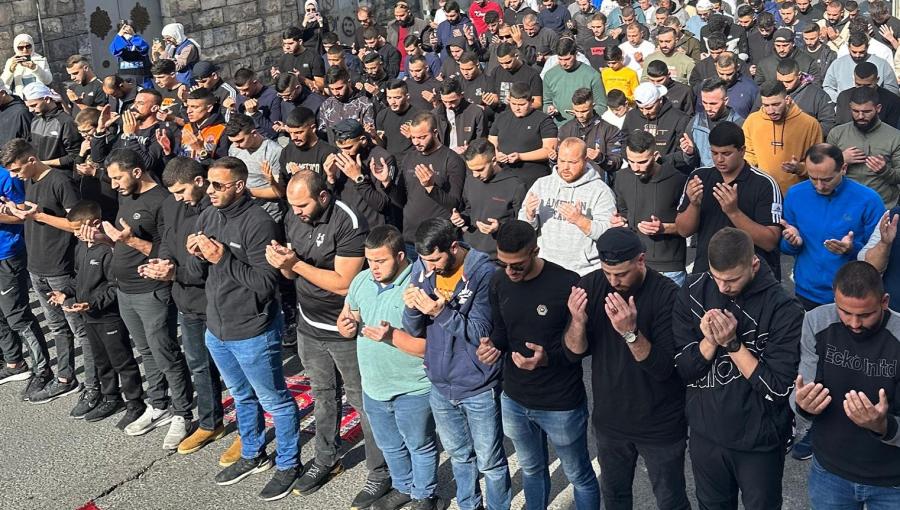 مقدسيون يؤدون صلاة الجمعة في أحد شوارع مدينة القدس بعد منعهم من دخول المسجد الأقصى 8/12/2023 مقدسيون يؤدون صلاة الجمعة في أحد شوارع مدينة القدس بعد منعهم من دخول المسجد الأقصى 8/12/2023