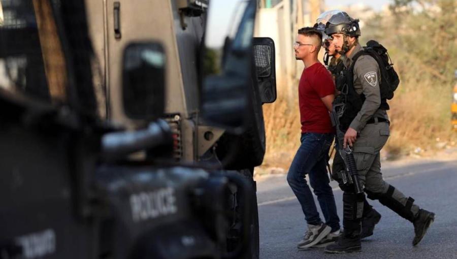 صورة أرشيفية من اعتقال جنود الاحتلال لأحد الشبان الفلسطينيين صورة أرشيفية من اعتقال جنود الاحتلال لأحد الشبان الفلسطينيين