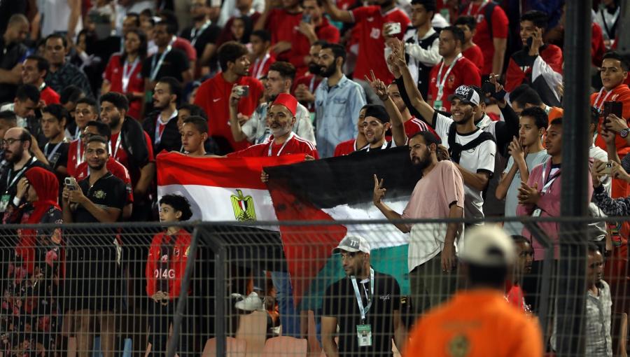 الجماهير المصرية ترفع العلم الفلسطيني في المباراة مع جيبوتي أرشيفية | الجماهير المصرية ترفع العلم الفلسطيني في المباراة مع جيبوتي 16/11/2023 المصدر: عرب ٤٨/ الأناضول