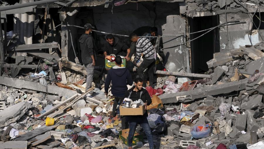 فلسطينيون يجمعون أغراضهم من منزلهم الذي دمرته طائرات الاحتلال في مخيم النصيرات فلسطينيون يجمعون أغراضهم من منزلهم الذي دمرته طائرات الاحتلال في مخيم النصيرات 18/12/2023 | المصدر: وكالة الصحافة الفرنسية
