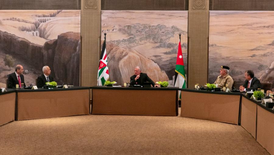 الملك عبد الله الثاني خلال لقائه رؤساء هيئة الأركان المشتركة وعددا من مدراء الأجهزة الأمنية المتقاعدين الملك عبد الله الثاني خلال لقائه رؤساء هيئة الأركان المشتركة وعددا من مدراء الأجهزة الأمنية المتقاعدين 11 كانون الأول 2023 | المصدر: الديوان الملكي الهاشمي