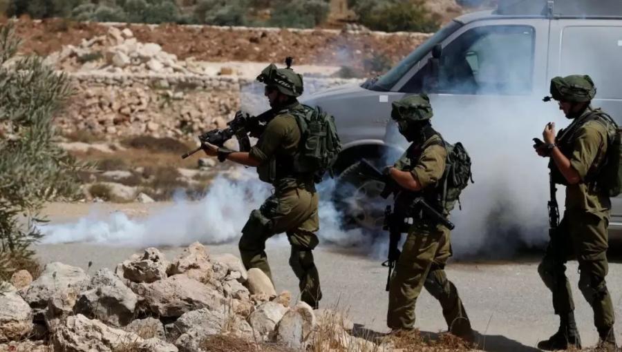 صورة أرشيفية لجنود الاحتلال أثناء اقتحامهم لإحدى مناطق الضفة الغربية صورة أرشيفية لجنود الاحتلال أثناء اقتحامهم لإحدى مناطق الضفة الغربية