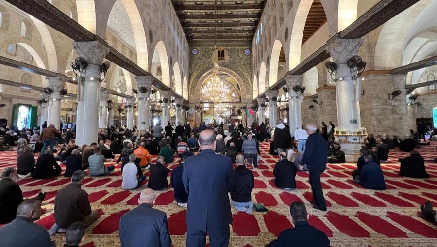 أعداد قليلة من المصلين داخل المسجد الأقصى المبارك أعداد قليلة من المصلين داخل المسجد الأقصى المبارك 15/12/2023 | المصدر: الجزيرة