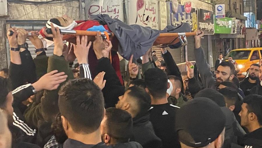 شبان يرفعون جثمان الشهيد عمر أبو بكر في جنين 6/12/2023 شبان يرفعون جثمان الشهيد عمر أبو بكر في جنين 6/12/2023