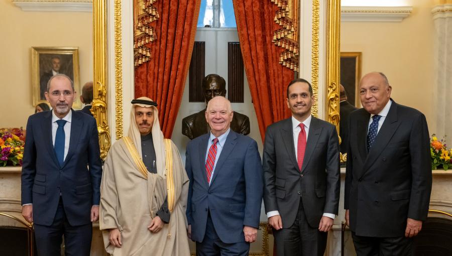 أعضاء اللجنة الوزارية العربية يتوسطهم رئيس لجنة العلاقات الخارجية في مجلس الشيوخ الأميركي 8 كانون الأول 2023 واشنطن أعضاء اللجنة الوزارية العربية يتوسطهم رئيس لجنة العلاقات الخارجية في مجلس الشيوخ الأميركي 8 كانون الأول 2023 واشنطن