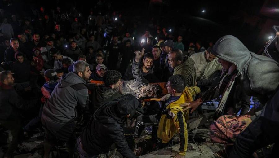 فلسطيني يرفع شارة النصر بعيد إخراجه من تحت أنقاض المبنى الذي دمرته غارة إسرائيلية على دير البلح 22/12/2023 فلسطيني يرفع شارة النصر بعيد إخراجه من تحت أنقاض المبنى الذي دمرته غارة إسرائيلية على دير البلح 22/12/2023