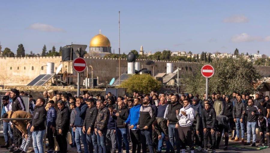 مصلون يؤدون صلاة الجمعة خارج باحات المسجد الأقصى المبارك 22/12/2023 | المصدر: القسطل الإخباري مصلون يؤدون صلاة الجمعة خارج باحات المسجد الأقصى المبارك 22/12/2023 | المصدر: القسطل الإخباري