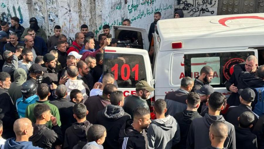 تجمع فلسطينيين حول سيارة إسعاف أثناء نقل جثامين الشهداء في مخيم نور شمس 17/12/2023 | المصدر: شبكة القدس الإخبارية تجمع فلسطينيين حول سيارة إسعاف أثناء نقل جثامين الشهداء في مخيم نور شمس 17/12/2023 | المصدر: شبكة القدس الإخبارية