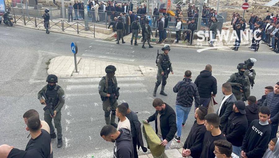 شبان مقدسيون يؤدون صلاة الجمعة في حي رأس العامود ببلدة سلوان شبان مقدسيون يؤدون صلاة الجمعة في حي رأس العامود ببلدة سلوان 29/12/2023 | المصدر: مركز معلومات وادي حلوة