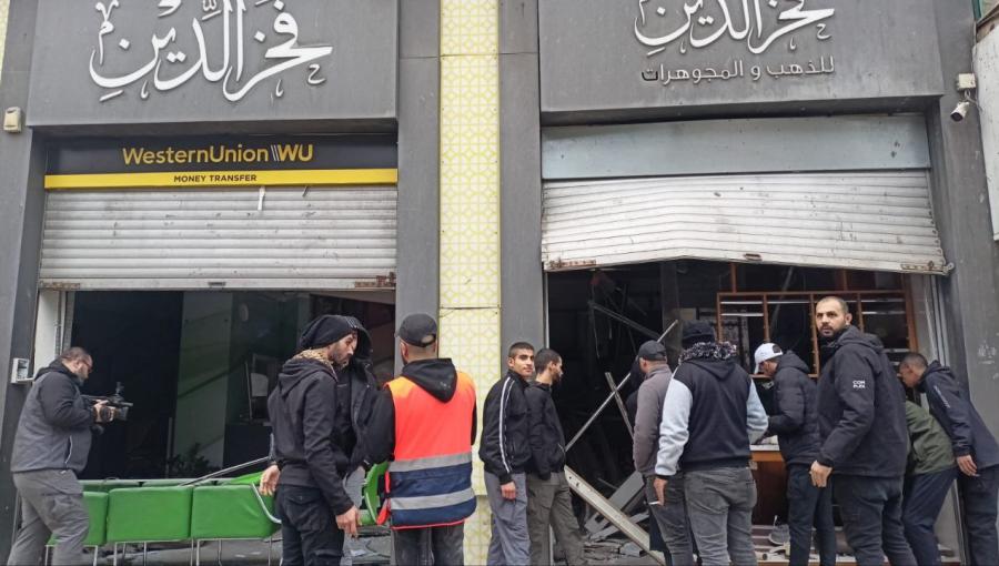 آثار مداهمة الاحتلال لأحد محلات الذهب في جنين آثار مداهمة الاحتلال لأحد محلات الذهب في جنين 28/12/2023