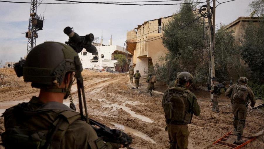 جنود جيش الاحتلال يجتاحون إحدى المناطق في غزة جنود جيش الاحتلال يجتاحون إحدى المناطق في غزة | المصدر: رويترز