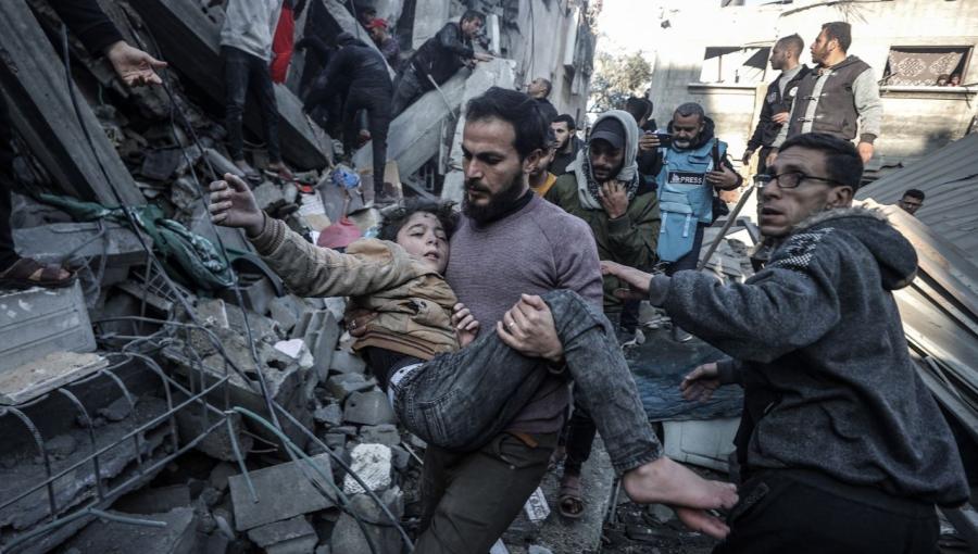 أب فلسطيني يحمل طفلته المصابة جراء غارة إسرائيلية على منزل في مدينة غزة أب فلسطيني يحمل طفلته المصابة جراء غارة إسرائيلية على منزل في مدينة غزة 30/12/2023 | المصدر: وكالة الصحافة الفرنسية
