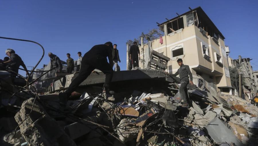 فلسطينيون يبحثون عن الأحياء تحت الأنقاض في رفح في غزة فلسطينيون يبحثون عن الأحياء تحت الأنقاض في رفح في غزة 3 كانون الأول 2023 | المصدر: "أسوشيتد برس"