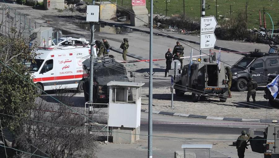 قوات إسرائيلية تطوق المنطقة التي أطلقت فيها النار على سائق فلسطيني في الضفة الغربية قوات إسرائيلية تطوق المنطقة التي أطلقت فيها النار على سائق فلسطيني في الضفة الغربية 20/12/2023 | المصدر: يورونيوز