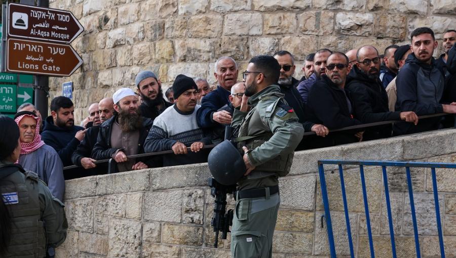 جنود الاحتلال يمنعون الفلسطينيين من دخول الأقصى جنود الاحتلال يمنعون الفلسطينيين من دخول الأقصى 5/1/2024 | المصدر: وكالة الأنباء الفرنسية