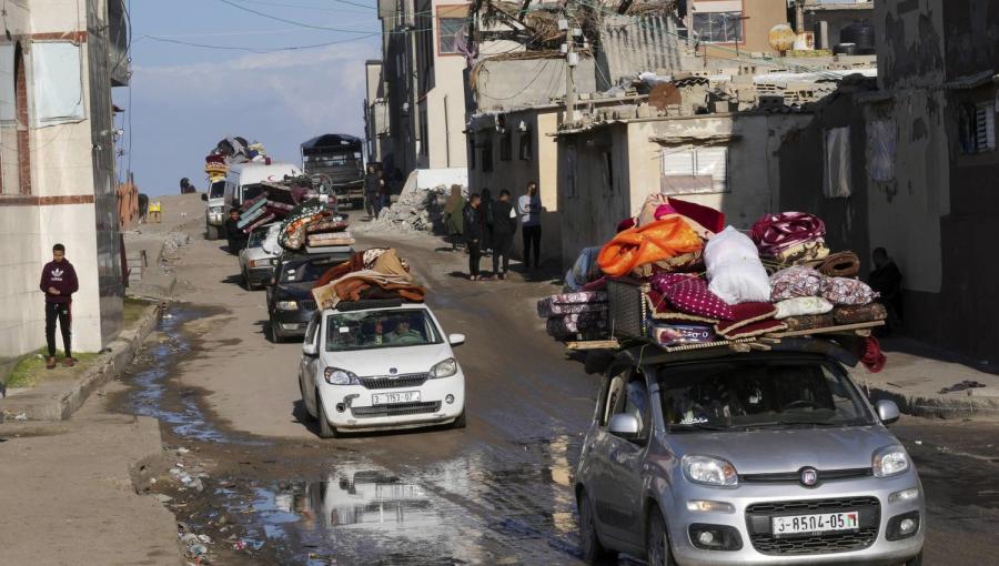 فلسطينيون يفرون من العدوان الإسرائيلي على وسط قطاع غزة ويتجهون جنوبا عبر دير البلح فلسطينيون يفرون من العدوان الإسرائيلي على وسط قطاع غزة ويتجهون جنوبا عبر دير البلح 6/01/2023 | المصدر: وكالة الصحافة الفرنسية