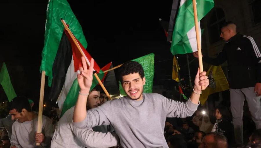 أحد الأشبال المفرج عنهم من سجون الاحتلال خلال الهدنة بين حماس والاحتلال أحد الأشبال المفرج عنهم من سجون الاحتلال خلال الهدنة بين حماس والاحتلال 25/11/2023 | المصدر: فرانس برس