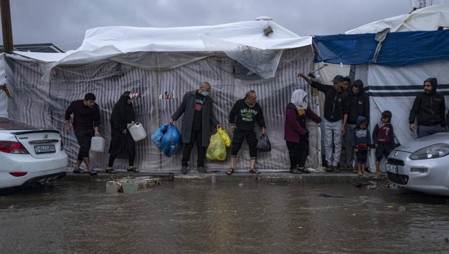 فلسطينيون نازحون يحاولون الاحتماء من الأمطار في مدينة خانيونس جنوب قطاع غزة فلسطينيون نازحون يحاولون الاحتماء من الأمطار في مدينة خانيونس جنوب قطاع غزة 19/11/2023 | المصدر: أسوشييتد برس
