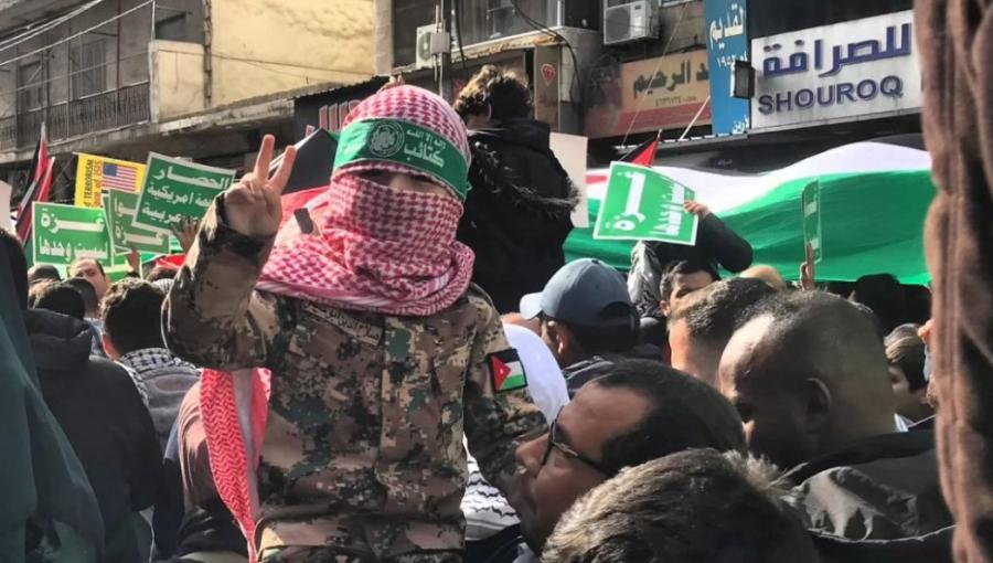 طفل أردني يرتدي زي أبو عبيدة ويرفع شارة النصر من مسيرة وسط البلد لدعم غزة ومقاومتها طفل أردني يرتدي زي أبو عبيدة ويرفع شارة النصر من مسيرة وسط البلد لدعم غزة ومقاومتها 5/1/2024