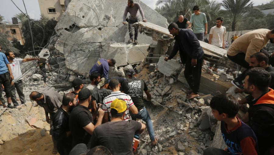 أهالي في غزة يحاولون إخراج المصابين والجثث من تحت الأنقاض إثر قصف الاحتلال الإسرائيلي أهالي في غزة يحاولون إخراج المصابين والجثث من تحت الأنقاض إثر قصف الاحتلال الإسرائيلي | المصدر: الأناضول