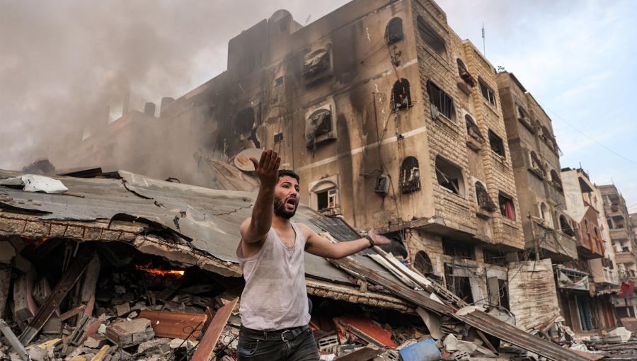 رجل بين المباني المنهارة بعد القصف الإسرائيلي على مدينة غزة رجل بين المباني المنهارة بعد القصف الإسرائيلي على مدينة غزة 11/10/2023 | المصدر: وكالة الأنبار الفرنسية