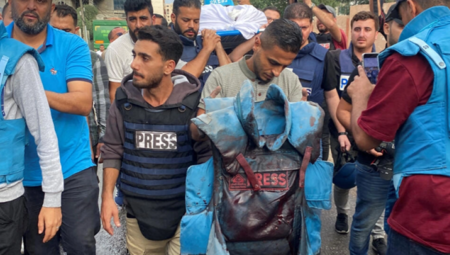 صحفي يحمل السترة الواقية لزميله محمود صبح الذي استشهد في غارة إسرائيلية صحفي يحمل السترة الواقية لزميله محمود صبح الذي استشهد في غارة إسرائيلية | المصدر: رويترز