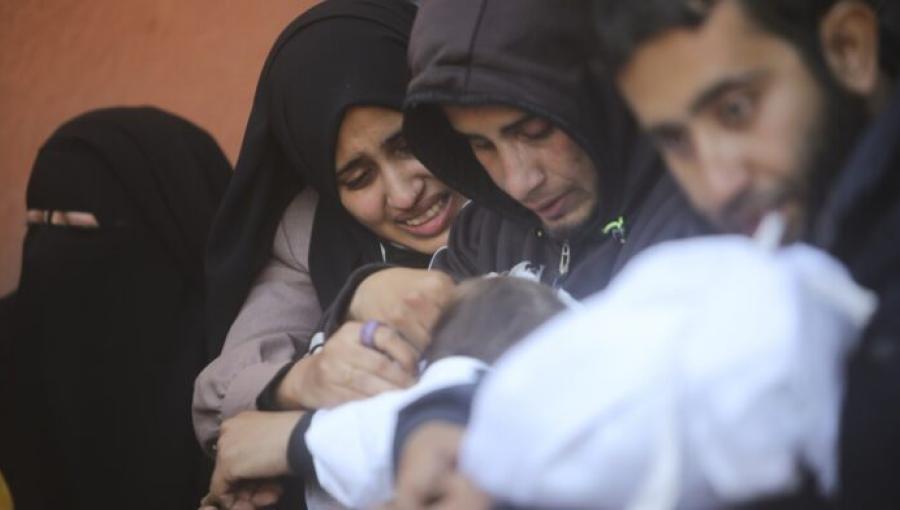 فلسطينيون يحتضنون أطفال شهداء خارج مشرحة في خانيونس فلسطينيون يحتضنون أطفال شهداء خارج مشرحة في خانيونس 7/01/2024 | المصدر: أسوشييتد برس