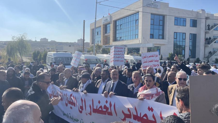 وقفة احتجاجية في الأردن تنديدا بتصدير الخضار للاحتلال وقفة احتجاجية في الأردن تنديدا بتصدير الخضار للاحتلال 18/12/2023