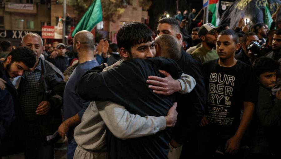 خلال استقبال الأسرى الفلسطينيين الذين أفرج عنهم في صفقة تبادل بين حماس والاحتلال خلال استقبال الأسرى الفلسطينيين الذين أفرج عنهم في صفقة تبادل بين حماس والاحتلال 26/11/2023 | المصدر: وكالة الأنباء الفرنسية