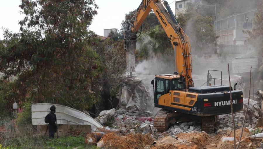من هدم البناء في بلدة بيت حنينا شمال مدينة القدس المحتلة من هدم البناء في بلدة بيت حنينا شمال مدينة القدس المحتلة 20/2/2024 | المصدر: المركز الفلسطيني للإعلام