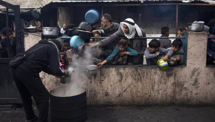 فلسطينيون يصطفون للحصول على الطعام في رفح فلسطينيون يصطفون للحصول على الطعام في رفح 16/2/2024 | المصدر: يورونيوز