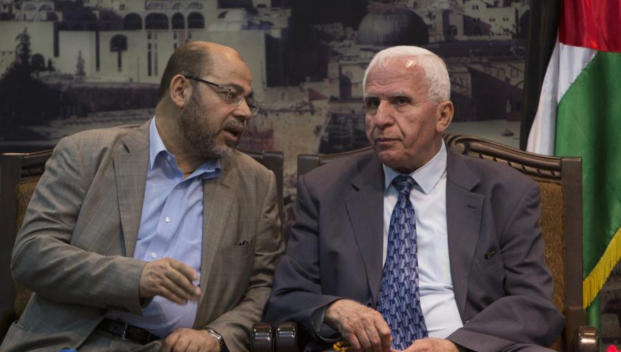 عزام الأحمد وموسى أبو مرزوق في لقاء في غزة عام 2014 عزام الأحمد وموسى أبو مرزوق في لقاء في غزة عام 2014 | المصدر: GETTY IMAGES
