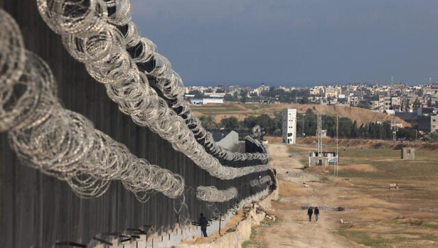 نازحون فلسطينيون يسيرون بجوار السياج الحدودي بين غزة ومصر في رفح، جنوب قطاع غزة نازحون فلسطينيون يسيرون بجوار السياج الحدودي بين غزة ومصر في رفح، جنوب قطاع غزة 16/2/2024 | المصدر: وكالة الأنباء الفرنسية