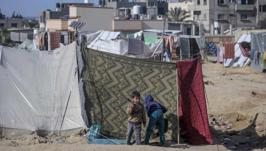 أطفال فلسطينيون نزحوا مع عائلاتهم من شمال قطاع غزة إلى دير البلح أطفال فلسطينيون نزحوا مع عائلاتهم من شمال قطاع غزة إلى دير البلح 1/2/2024 | المصدر: وكالة الأنباء الفرنسية