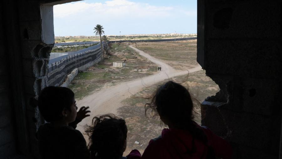 أطفال فلسطينيون نازحون في رفح، جنوب قطاع غزة، يحتمون على الحدود مع مصر أطفال فلسطينيون نازحون في رفح، جنوب قطاع غزة، يحتمون على الحدود مع مصر | المصدر: رويترز
