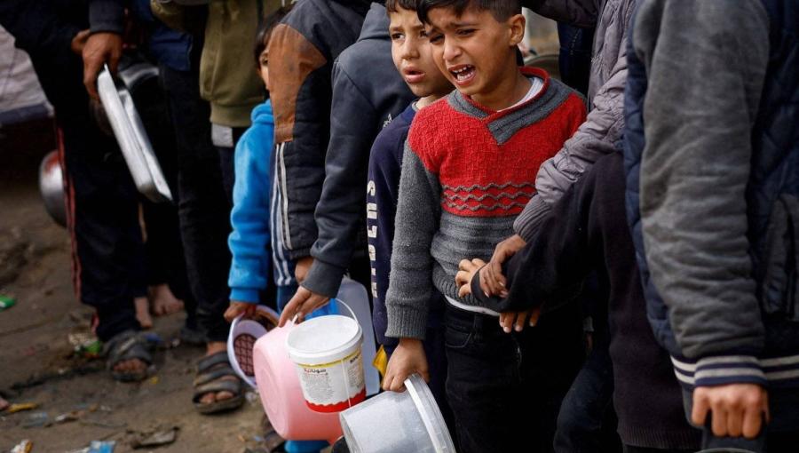 أطفال في رفح جنوب قطاع غزة يقفون بانتظار الحصول على الطعام أطفال في رفح جنوب قطاع غزة يقفون بانتظار الحصول على الطعام | المصدر: رويترز