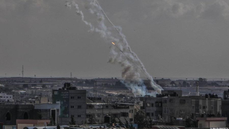 صورة أرشيفية تظهر إطلاق صواريخ من قطاع غزة تستهدف مواقع للاحتلال صورة أرشيفية تظهر إطلاق صواريخ من قطاع غزة تستهدف مواقع للاحتلال | المصدر: وكالة الأنباء الألمانية